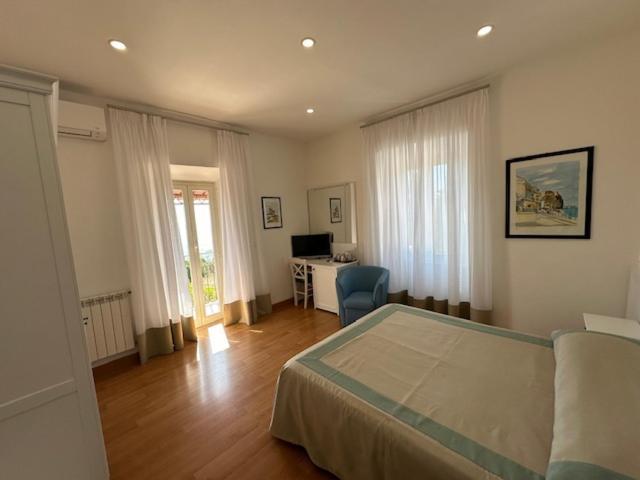 Hotel L'Isola Santa Marinella Buitenkant foto